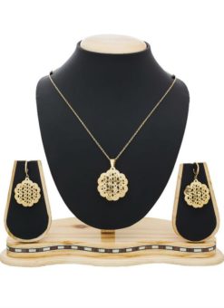 Pretty Looking Golden Pedant Set With Earrings