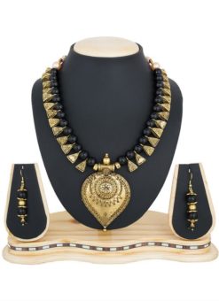 Beautified With Black Colored Motis Necklace Set